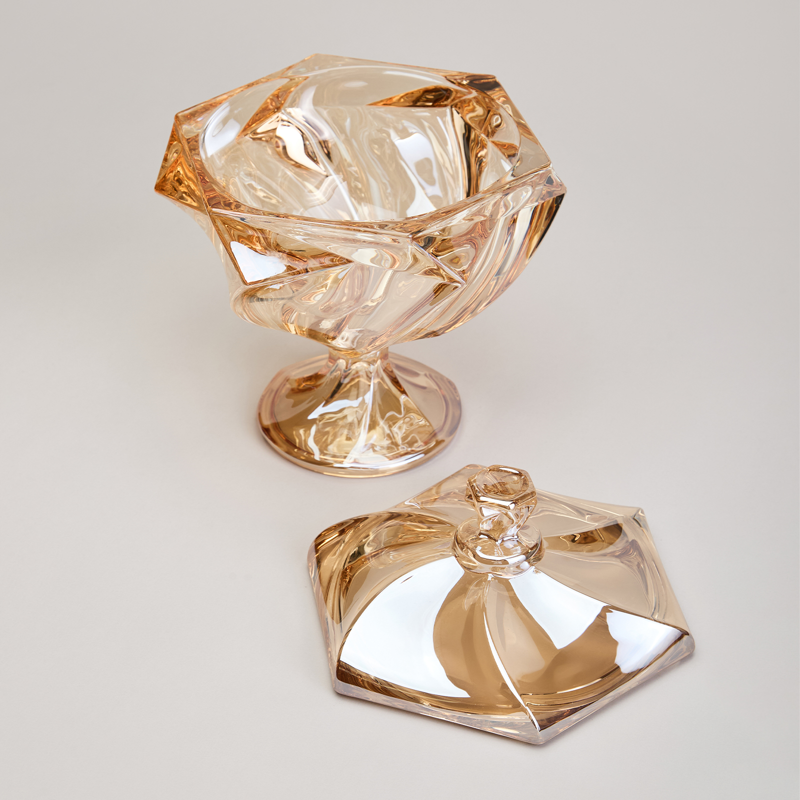 БЛЮДО С КРЫШКОЙ НА НОЖКЕ, BOHEMA, AMBER ДИАМЕТР=17 СМ ВЫСОТА=15, 5 СМ